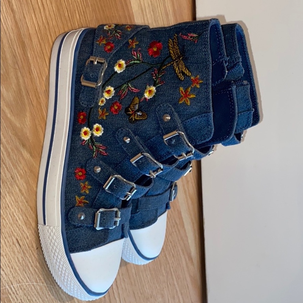 NWOT Gunmetal high-top sneakers with embroidery